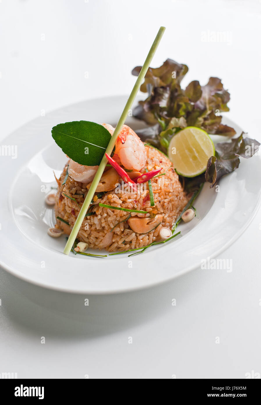 Riz frit avec du chili et de langoustines (Khao Pad Tom Yum Kung) / Thai épicé (cuisine thaï) Banque D'Images