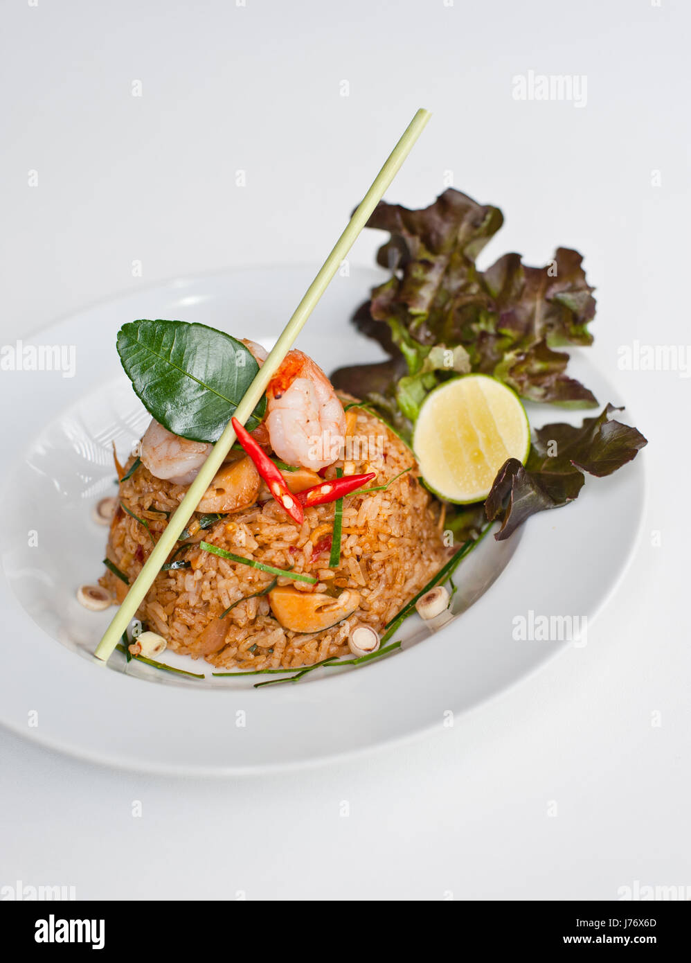 Riz frit avec du chili et de langoustines (Khao Pad Tom Yum Kung) / Thai épicé (cuisine thaï) Banque D'Images