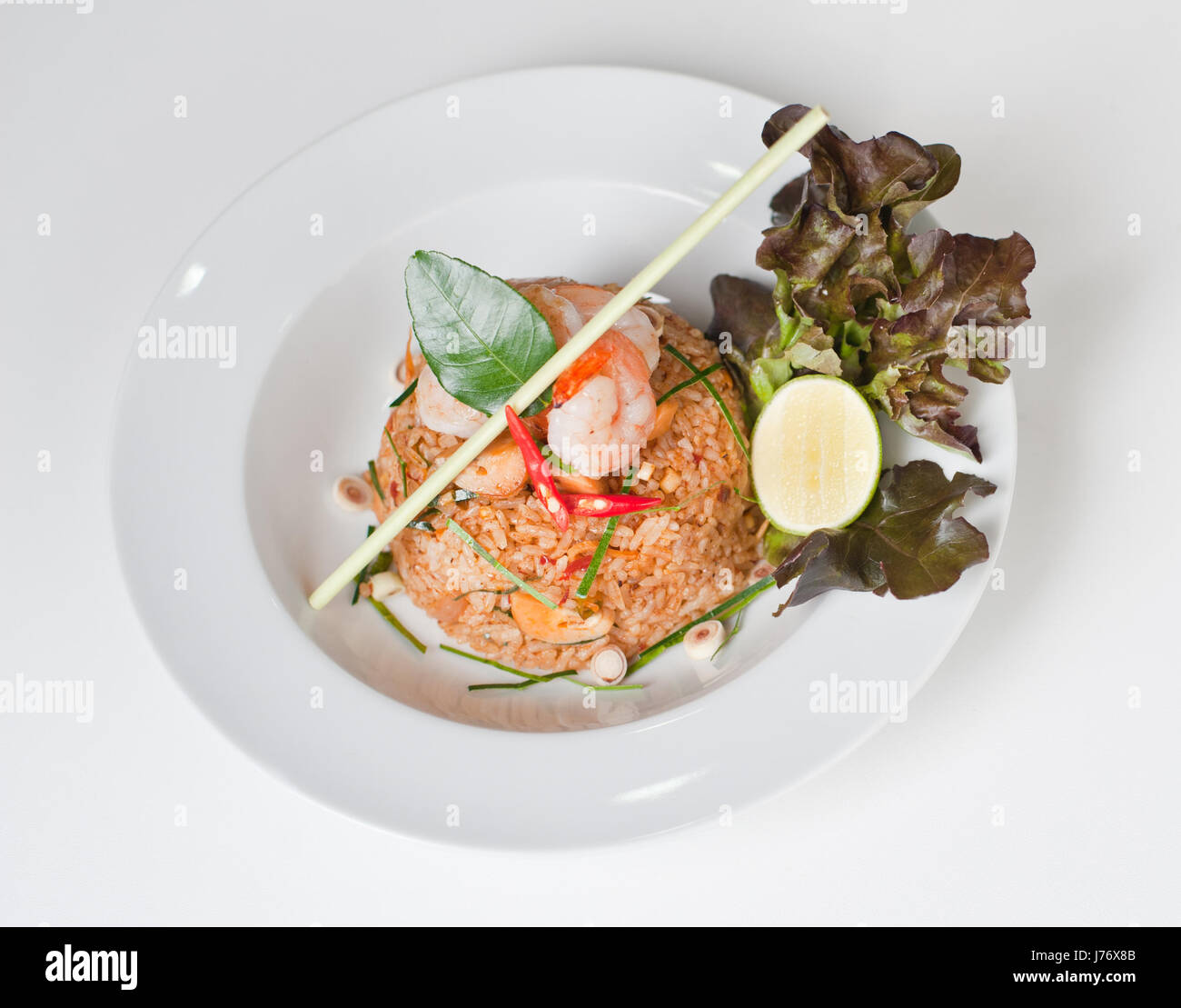 Riz frit avec du chili et de langoustines (Khao Pad Tom Yum Kung) / Thai épicé (cuisine thaï) Banque D'Images