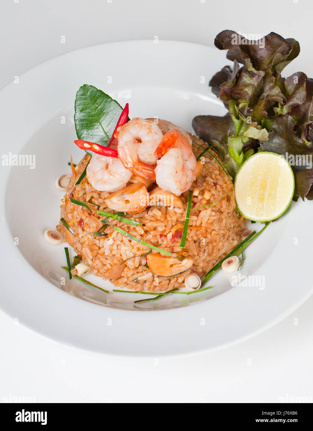 Riz frit avec du chili et de langoustines (Khao Pad Tom Yum Kung) / Thai épicé (cuisine thaï) Banque D'Images