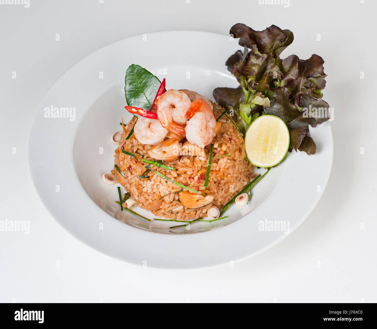 Riz frit avec du chili et de langoustines (Khao Pad Tom Yum Kung) / Thai épicé (cuisine thaï) Banque D'Images