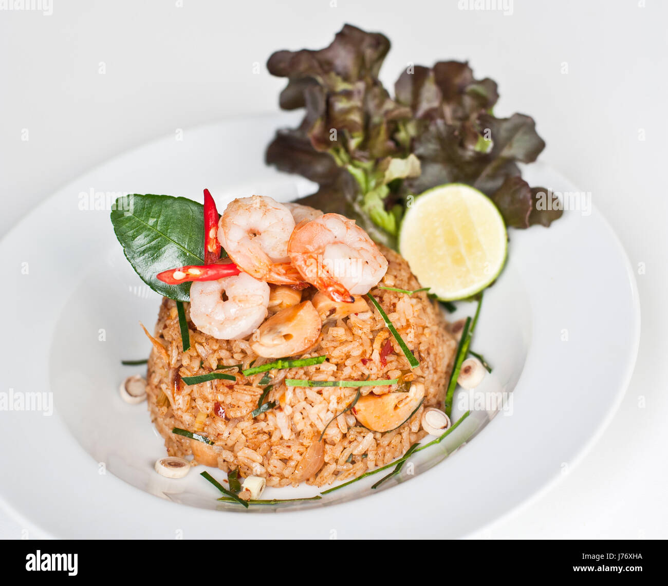 Riz frit avec du chili et de langoustines (Khao Pad Tom Yum Kung) / Thai épicé (cuisine thaï) Banque D'Images