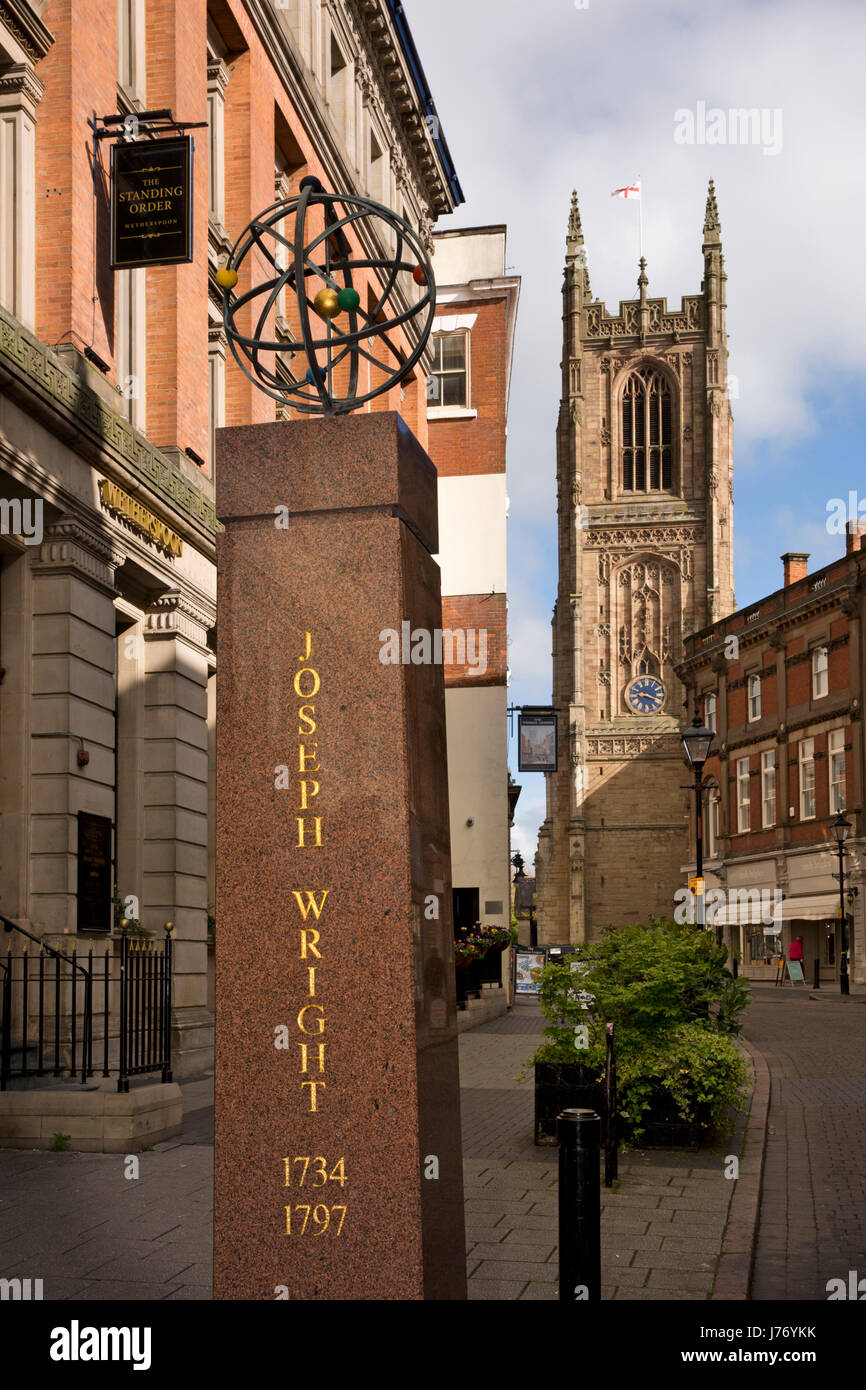 Royaume-uni, Angleterre, Derby, Derbyshire, porte de fer, de l'artiste Joseph Wright memorial à l'extérieur de l'ordre permanent, pub Wetherspoons en ancienne banque Banque D'Images
