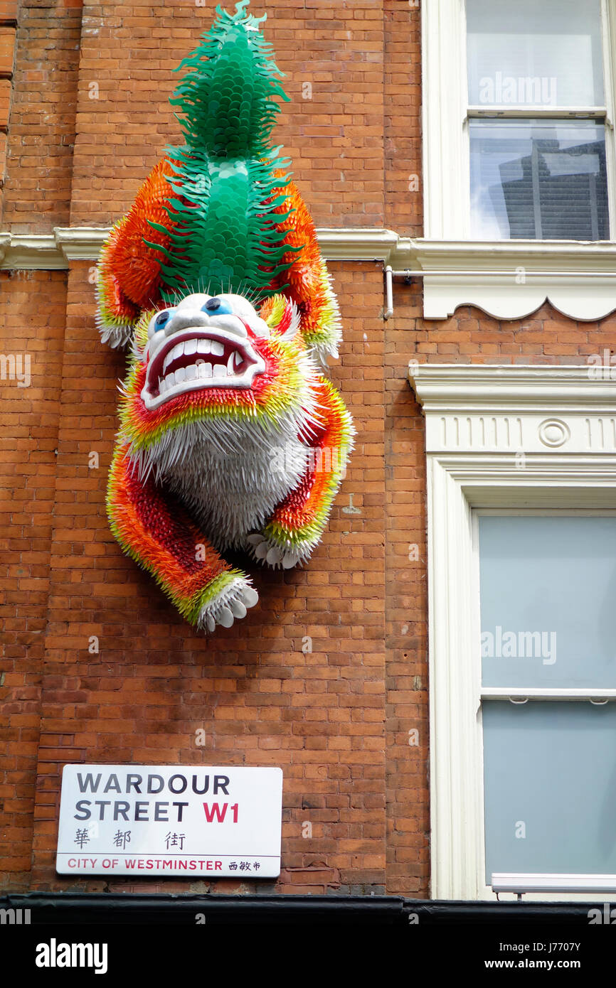 Dragon chinois sur le côté du bâtiment à Wardour Street London Chinatown Banque D'Images