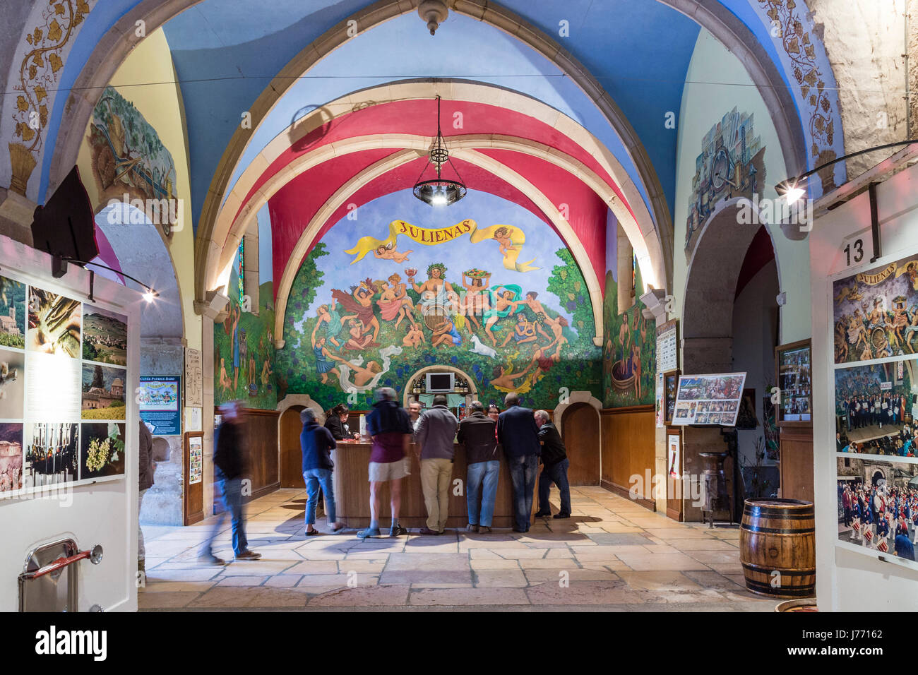 France, Rhône, Beaujolais, Julienas, Cellar de la Vieille Eglise, située dans l'ancienne église de Julienas Banque D'Images