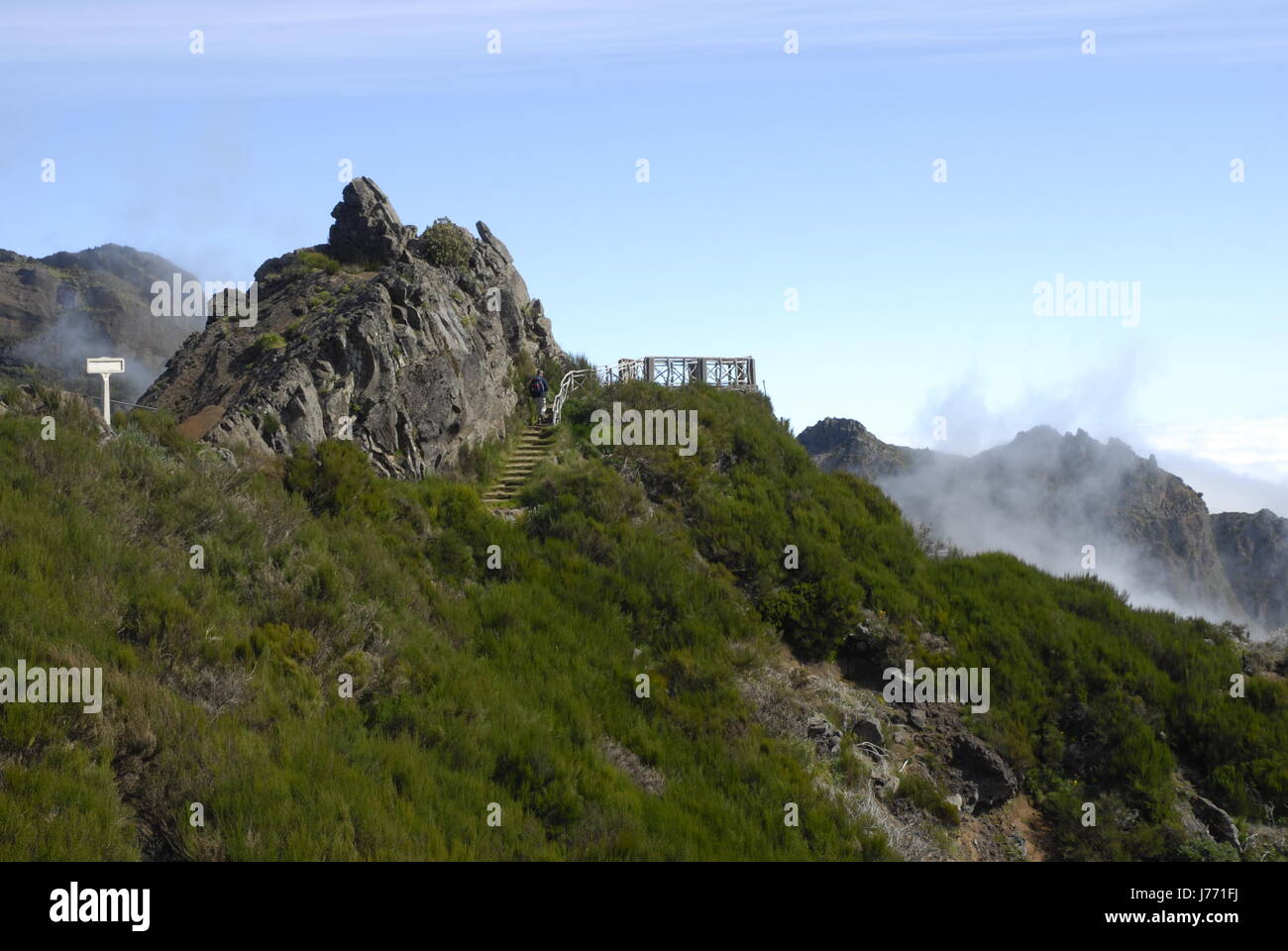 Rock brouillard paysage de montagnes de Madère météo nuages nature campagne fleur de brouillard Banque D'Images