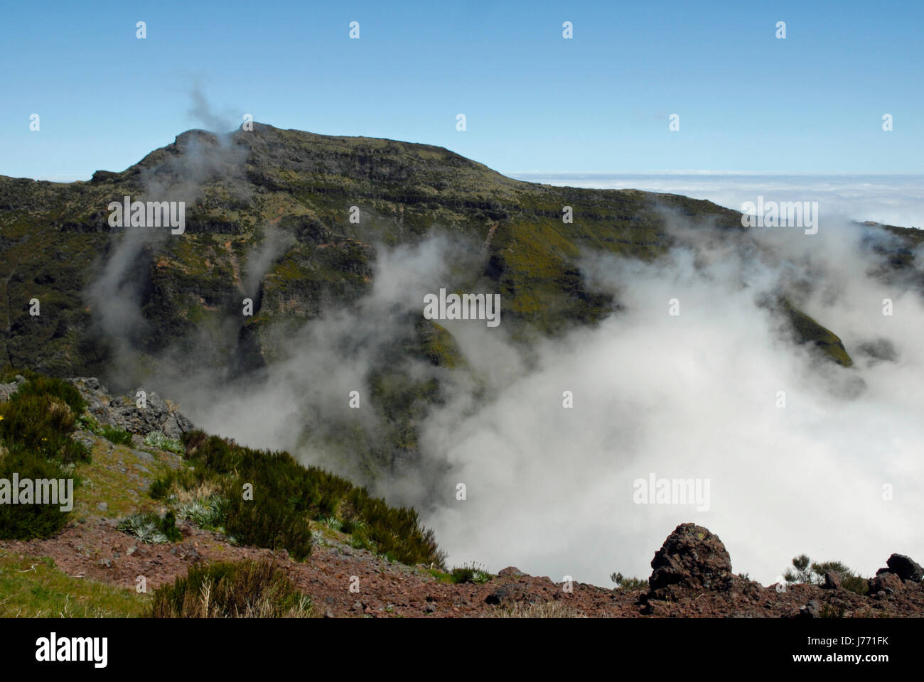 Rock brouillard paysage de montagnes de Madère météo nuages nature campagne fleur de brouillard Banque D'Images