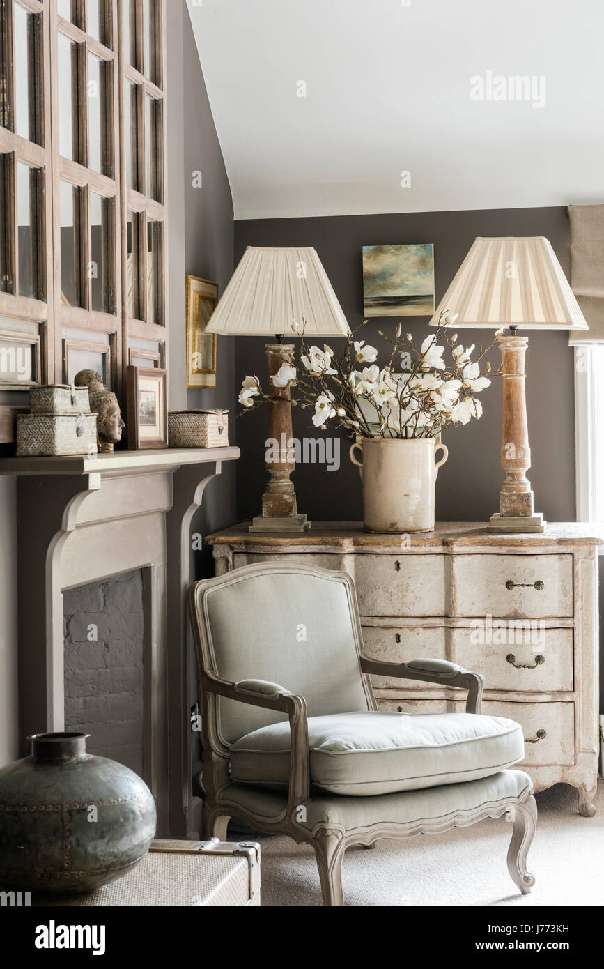 Fauteuil français Anvers et commode par cheminée. Les miroirs au-dessus de la cheminée sont de Bardoe & Appel Banque D'Images
