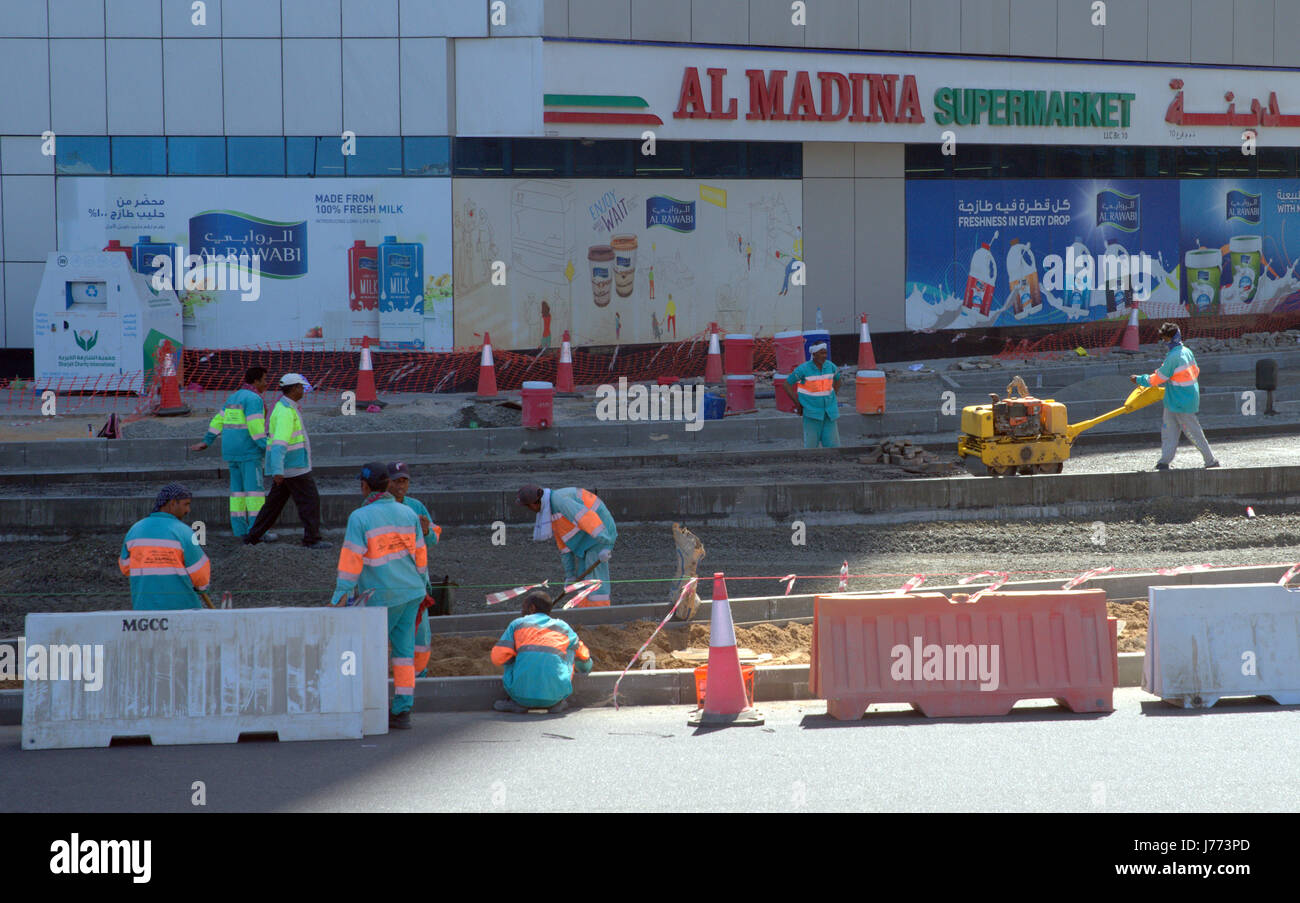 Les travailleurs de la construction étrangers immigrants Dubaï bâtiment Le nouveau Dubai ÉMIRATS ARABES UNIS Emirats Arabes Unis Banque D'Images