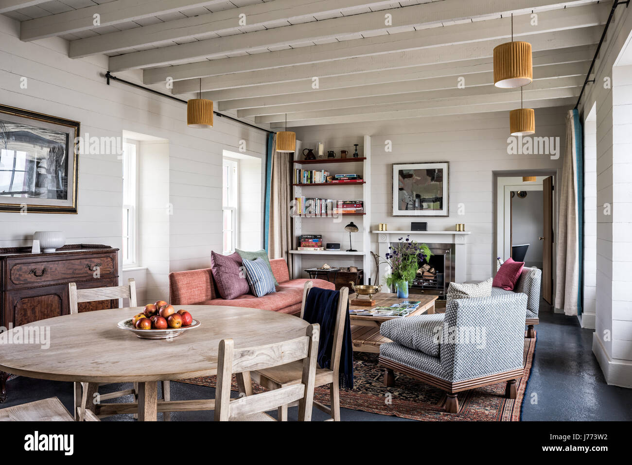 Cottage en pierre du 17ème siècle d'un plafond aux poutres apparentes et des meubles dans la salle de séjour du 17ème siècle rénové maison en pierre Banque D'Images