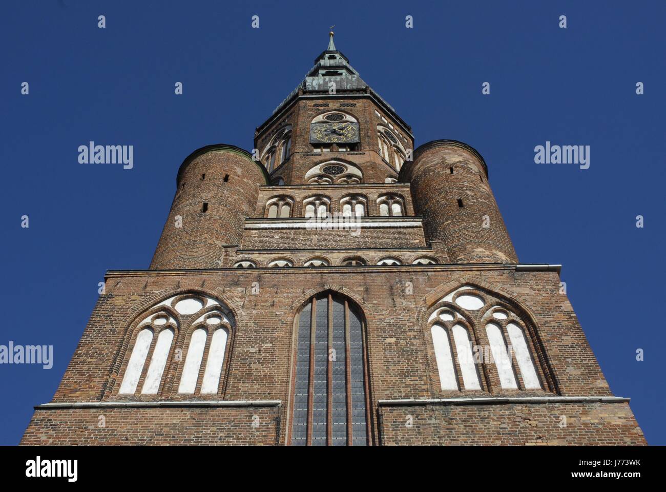 Façade de la cathédrale de l'église tour de brique gothique mecklenburg église tour bleu Banque D'Images