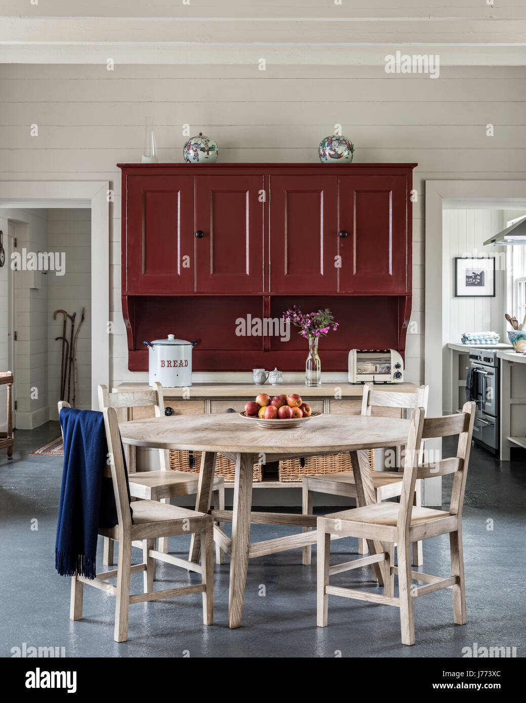 Armoire murale en bois clair dans le tableau ci-dessus du 17ème siècle rénové cottage en pierre Kintyre Banque D'Images