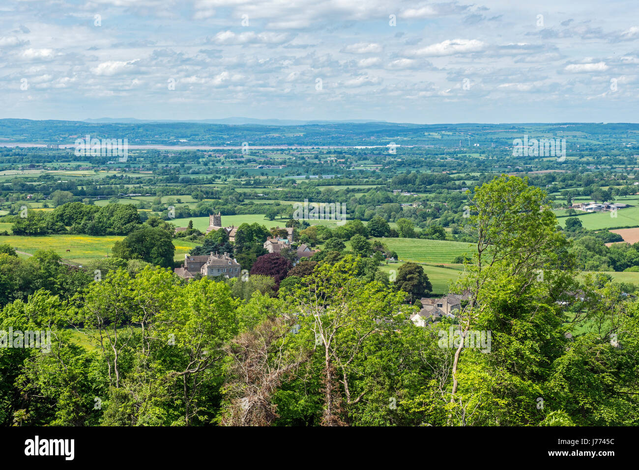 Vue depuis le Monument de Tyndale dans toute la vallée de la Severn Gloucestershire, avec juste la rivière Severn et le Pays de Galles visibles. Banque D'Images