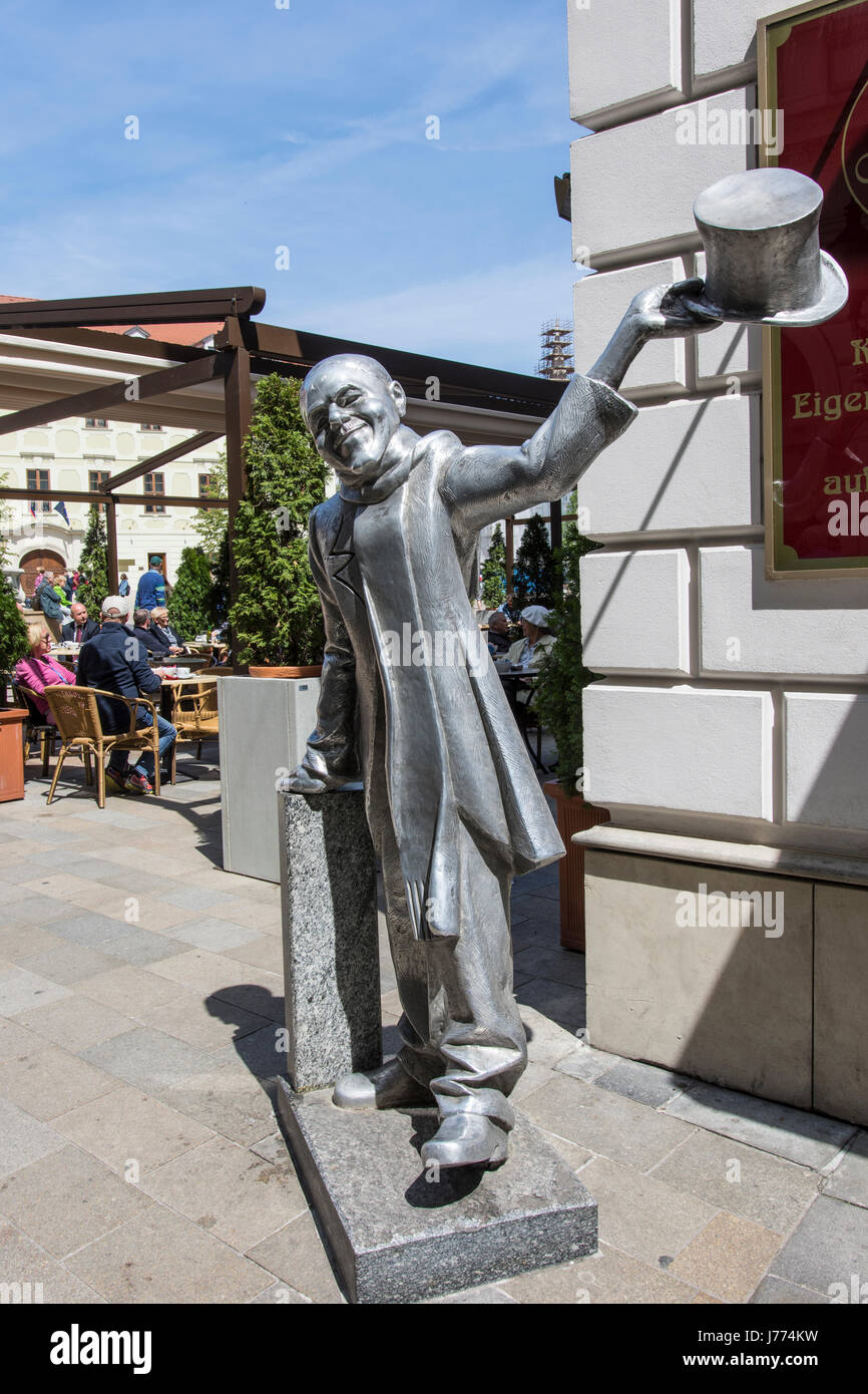L'homme au chapeau en main statue à Bratislava Banque D'Images