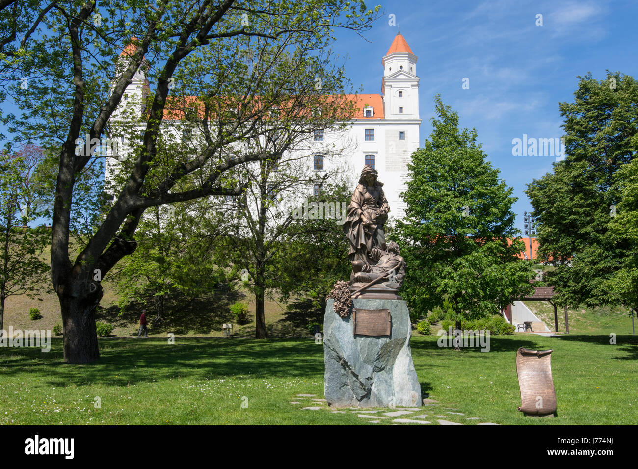 La statue de Sainte Elisabeth de Hongrie sur la colline du château de Bratislava Banque D'Images