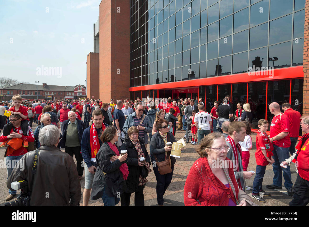 Anfield foule au stand principal Banque D'Images