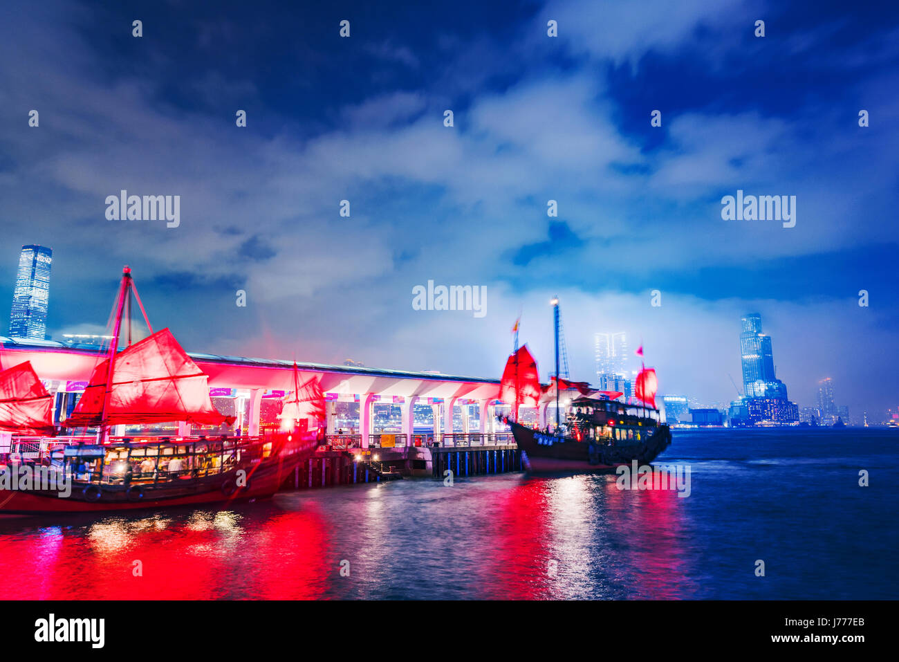 HONG KONG, CHINE - 25 avril : nuit vue d'un quai dans le port de Victoria avec voiliers traditionnels chinois qui sont populaires auprès des touristes le 25 avril, 2017 Banque D'Images