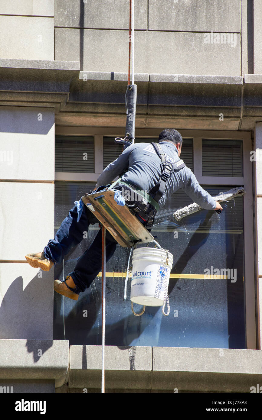 Nettoyage homme windows à l'aide de techniques de corde en rappel Washington DC USA Banque D'Images