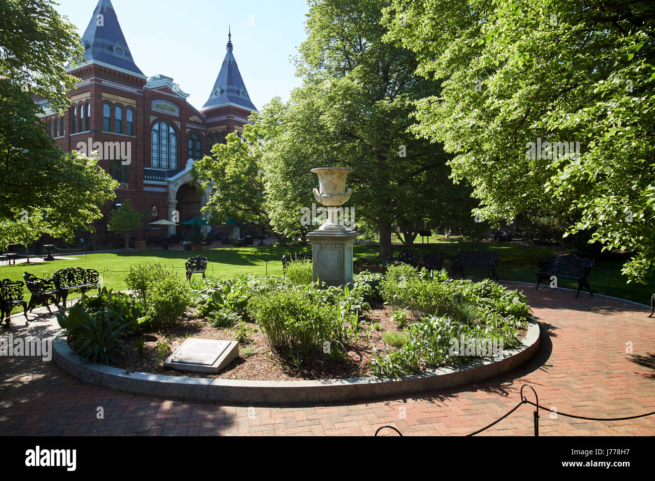 Smithsonian les arts et les industries bâtiment et Enid haupt gardens Washington DC USA Banque D'Images