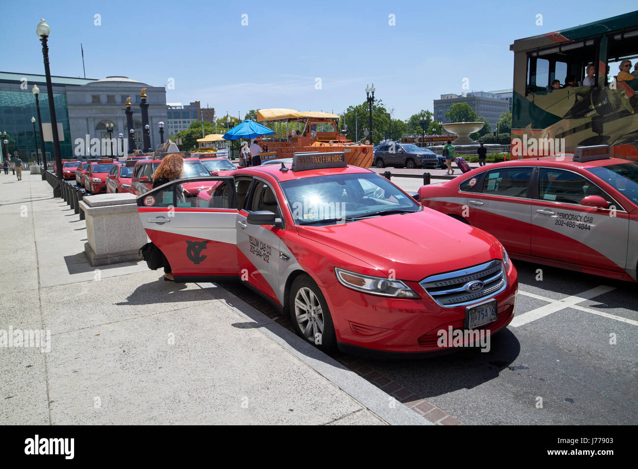 L'embarquement des passagers de sexe féminin en livrée rouge et gris située devant le réservoir de union station Washington DC USA Banque D'Images