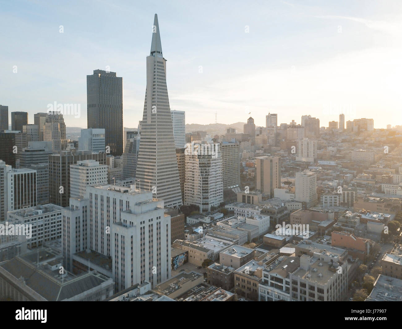 La Transamerica Pyramid contre ciel en ville pendant le coucher du soleil Banque D'Images