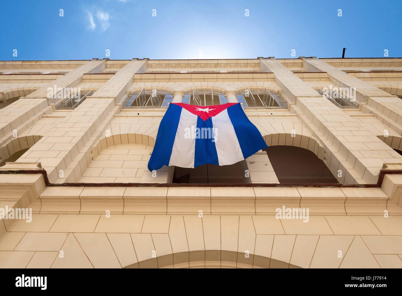 Low angle view of Cuban flag accroché sur la construction contre ciel en ville Banque D'Images