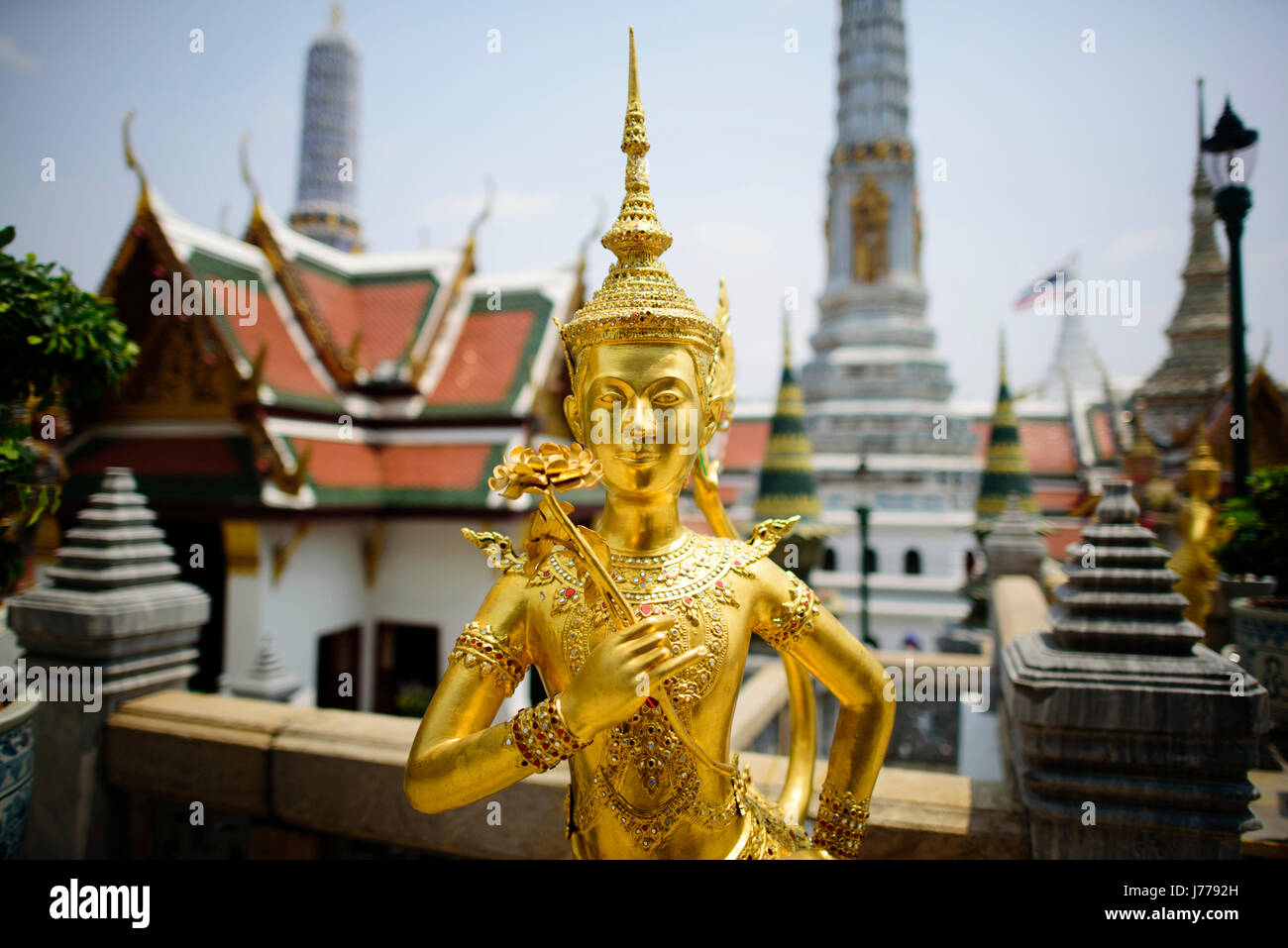 Kinnara doré statue à Wat Phra Kaew Banque D'Images