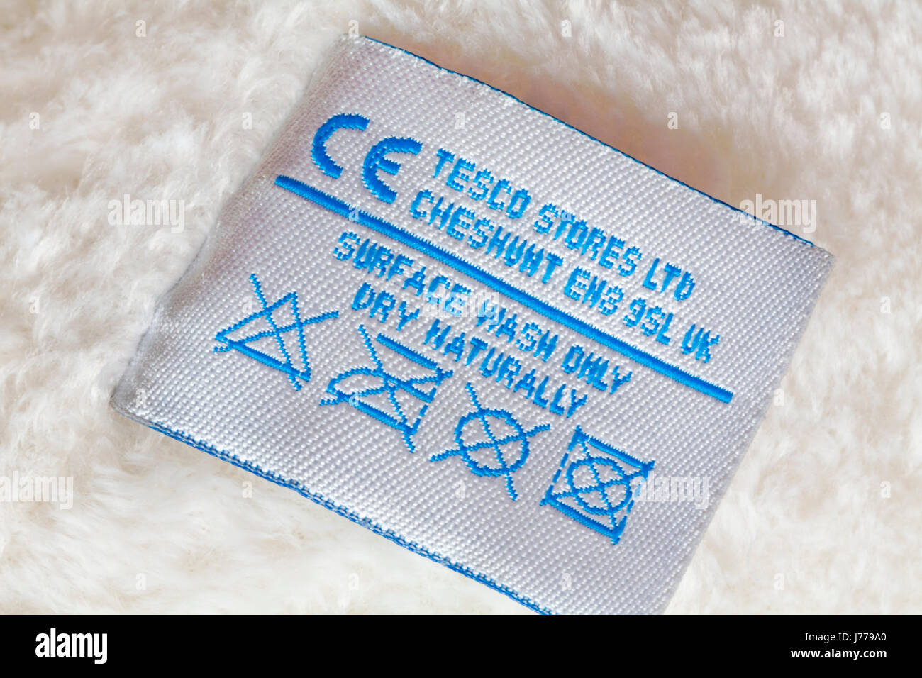 Informations sur l'étiquette - laver la surface sécher naturellement seulement dans l'étiquette ours par Tesco Stores Ltd et d'afficher les instructions de lavage Banque D'Images