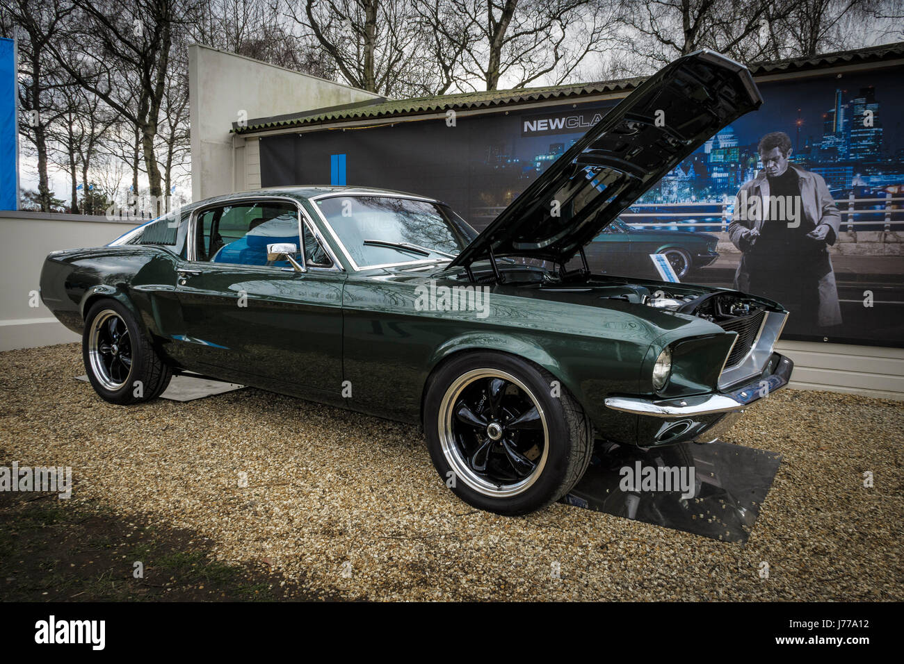 Une re-création de la Ford Mustang 1968 GT 390 Bullit voiture du célèbre film de Steve McQueen. Goodwood GRRC 74e réunion des membres, Sussex, UK. Banque D'Images
