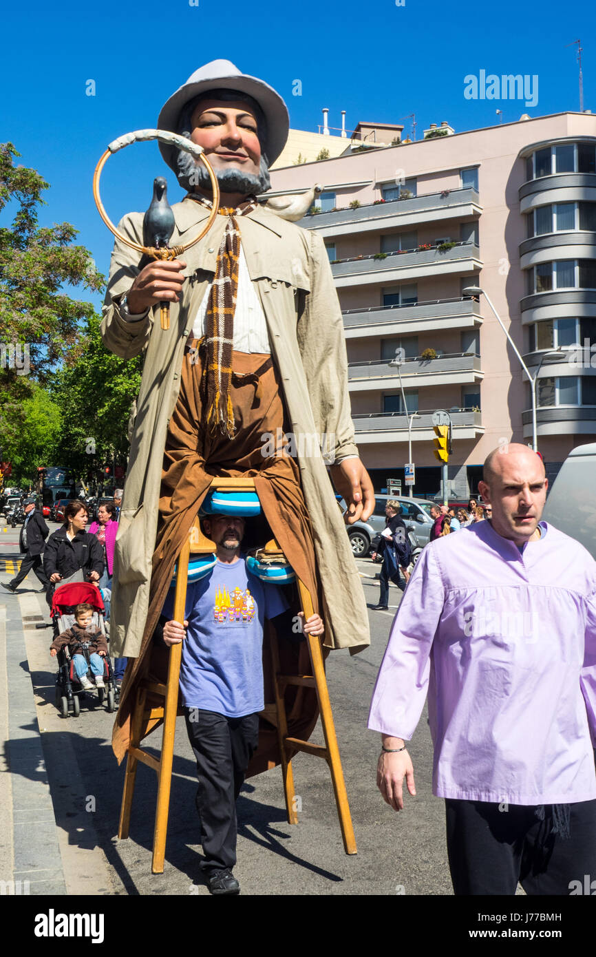 Marionnette géante dans un défilé de rue à Barcelone, Espagne. Banque D'Images