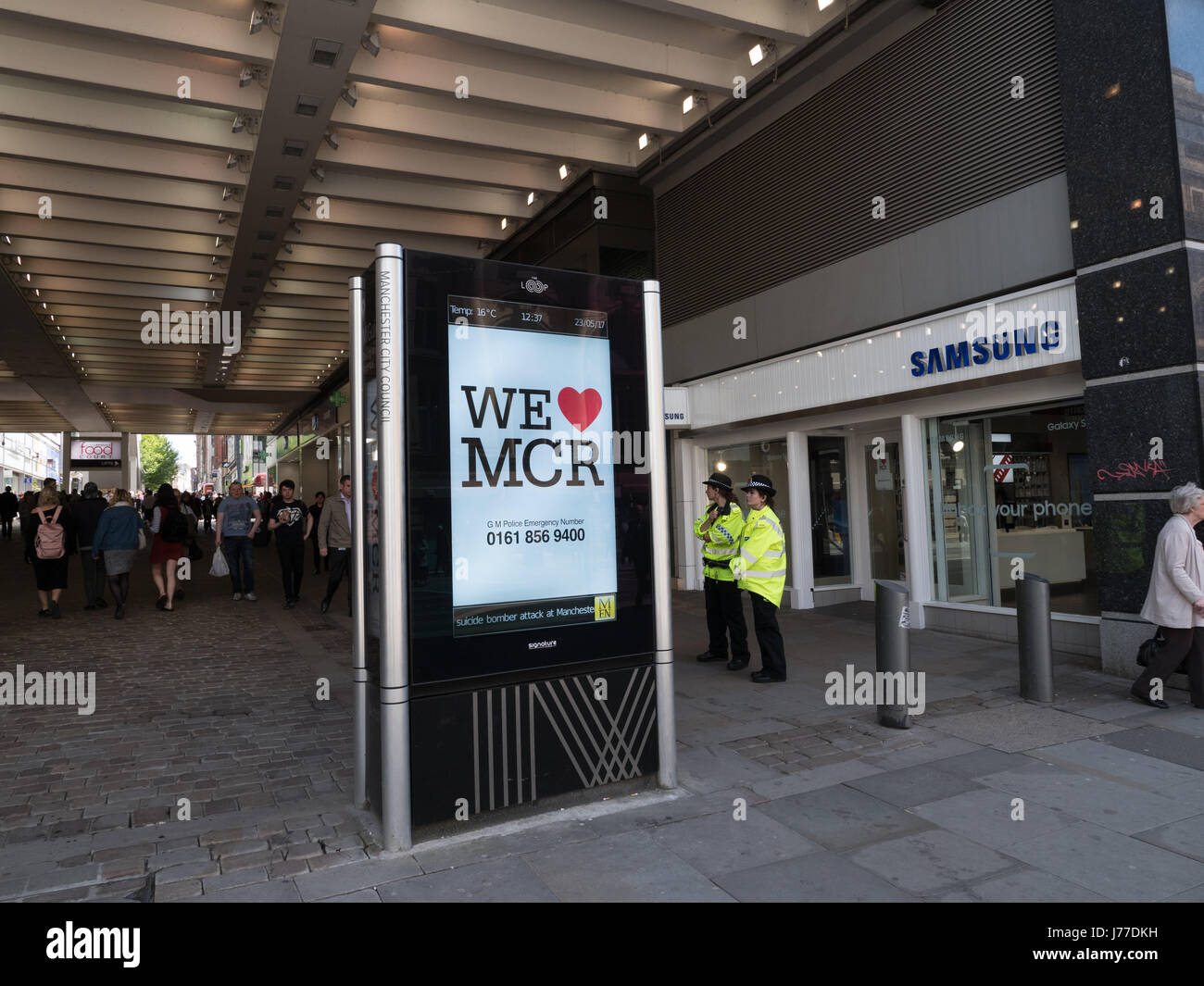 À côté d'une police nous Coeur Manchester signer dans le centre-ville de Manchester le lendemain d'une attaque suicide à la bombe a tué 22 comme la foule a été de quitter l'Ariana Grande concert à l'Arena de Manchester. Crédit : Chris Rogers/Alamy Live News Banque D'Images