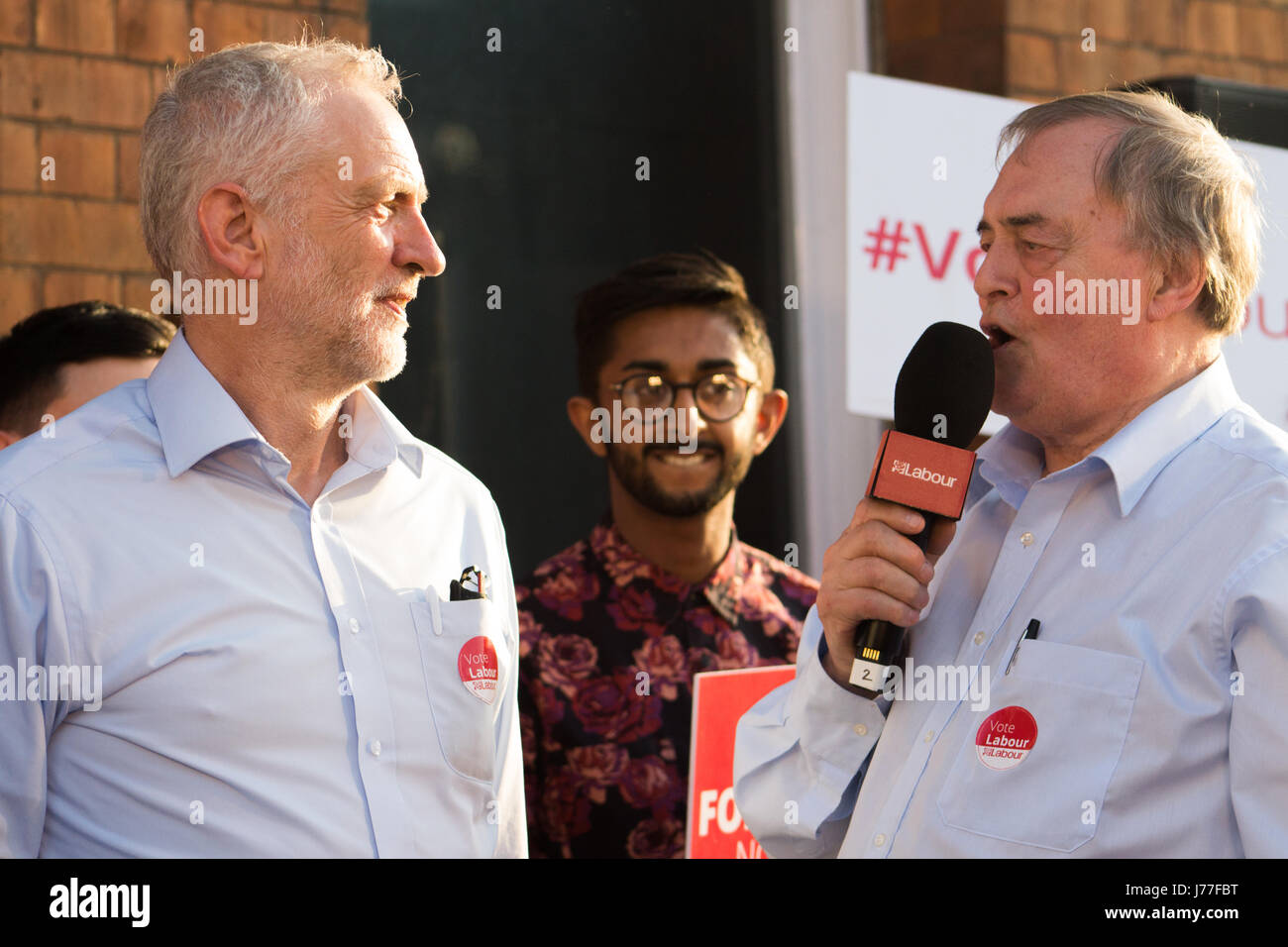 Jeremy Corbyn et John Prescott en campagne zébédée's yard dans les jours qui ont précédé le 'snap' élection générale, Kingston Upon Hull, 22 mai 2017 Banque D'Images