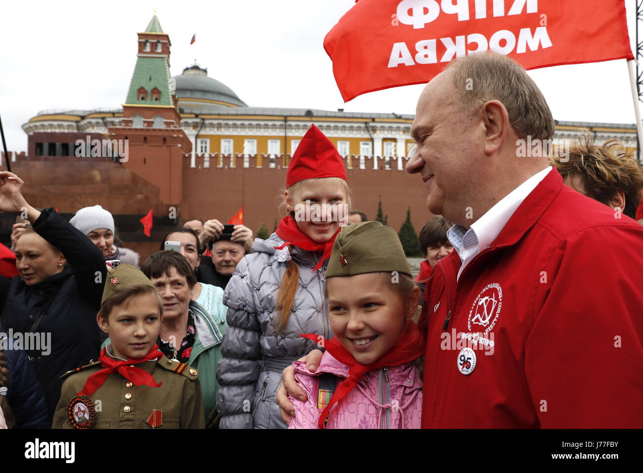 Moscou, Russie - 21 MAI 2017 : le chef du Parti communiste russe Guennadi  Ziouganov assiste à une cérémonie d'admettre les enfants dans le mouvement  des pionniers, à la Place Rouge de