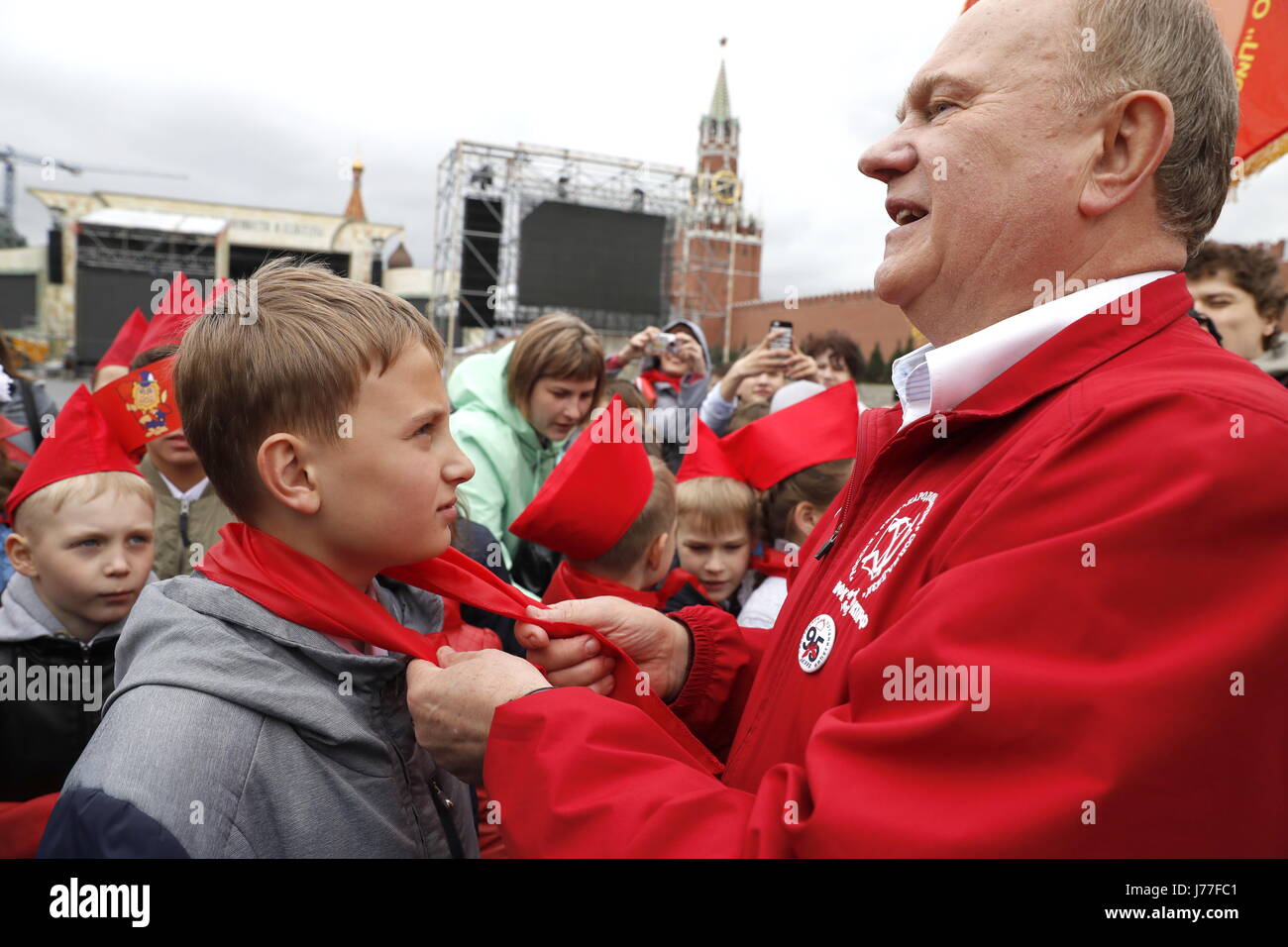 Moscou, Russie - 21 MAI 2017 : le chef du Parti communiste russe Guennadi  Ziouganov étroits un foulard rouge autour du cou d'un garçon lors d'une  cérémonie d'admettre les enfants dans le