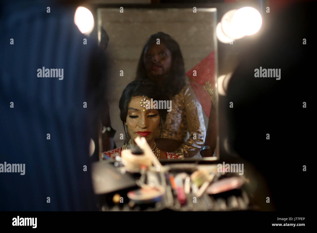 Lalita Bansi (C) dans la salle de maquillage juste avant son mariage qui a eu lieu le 23 mai 2017 à Mumbai, Inde. Credit : Chirag Wakaskar/Alamy Live News Banque D'Images