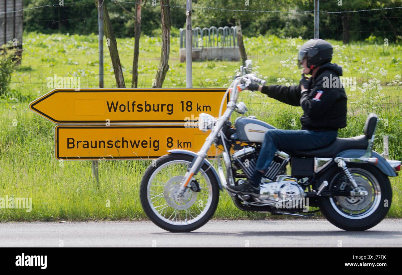 Panneaux de circulation la voie à Wolfsburg et Braunschweig, Basse-Saxe, le long d'une autoroute fédérale entre les deux États fédéraux allemands, 23 mai 2017. Tous les yeux sont sur Braunschweig Wolfsburg et qui semblent être liés à la relégation à la 2e division de la Bundesliga. Seulement 40 kilomètres se trouvent entre les deux villes. Photo : Julian Stratenschulte/dpa Banque D'Images