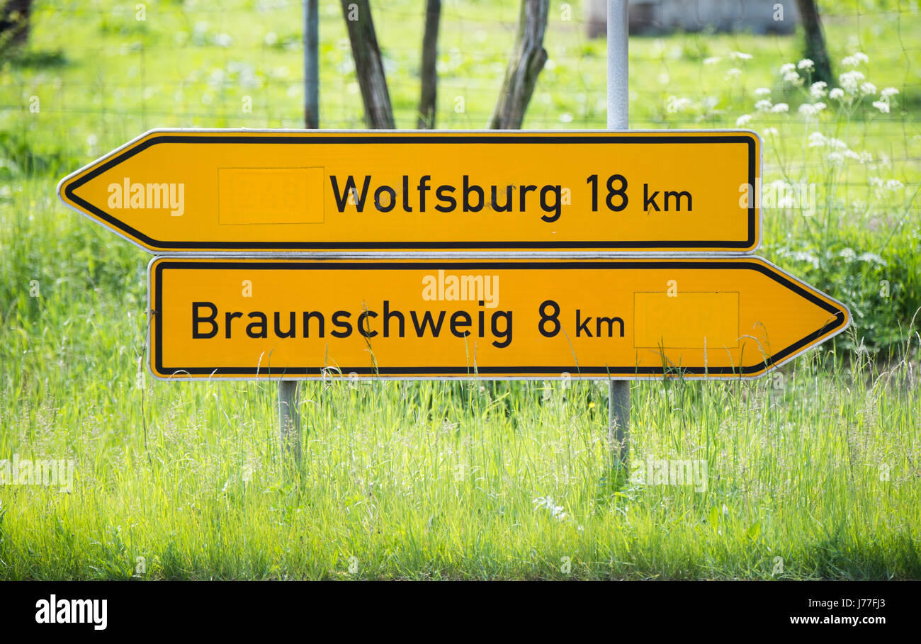 Dpatop - panneaux de circulation la voie à Wolfsburg et Braunschweig, Basse-Saxe, le long d'une autoroute fédérale entre les deux États fédéraux allemands, 23 mai 2017. Tous les yeux sont sur Braunschweig Wolfsburg et qui semblent être liés à la relégation à la 2e division de la Bundesliga. Seulement 40 kilomètres se trouvent entre les deux villes. Photo : Julian Stratenschulte/dpa Banque D'Images