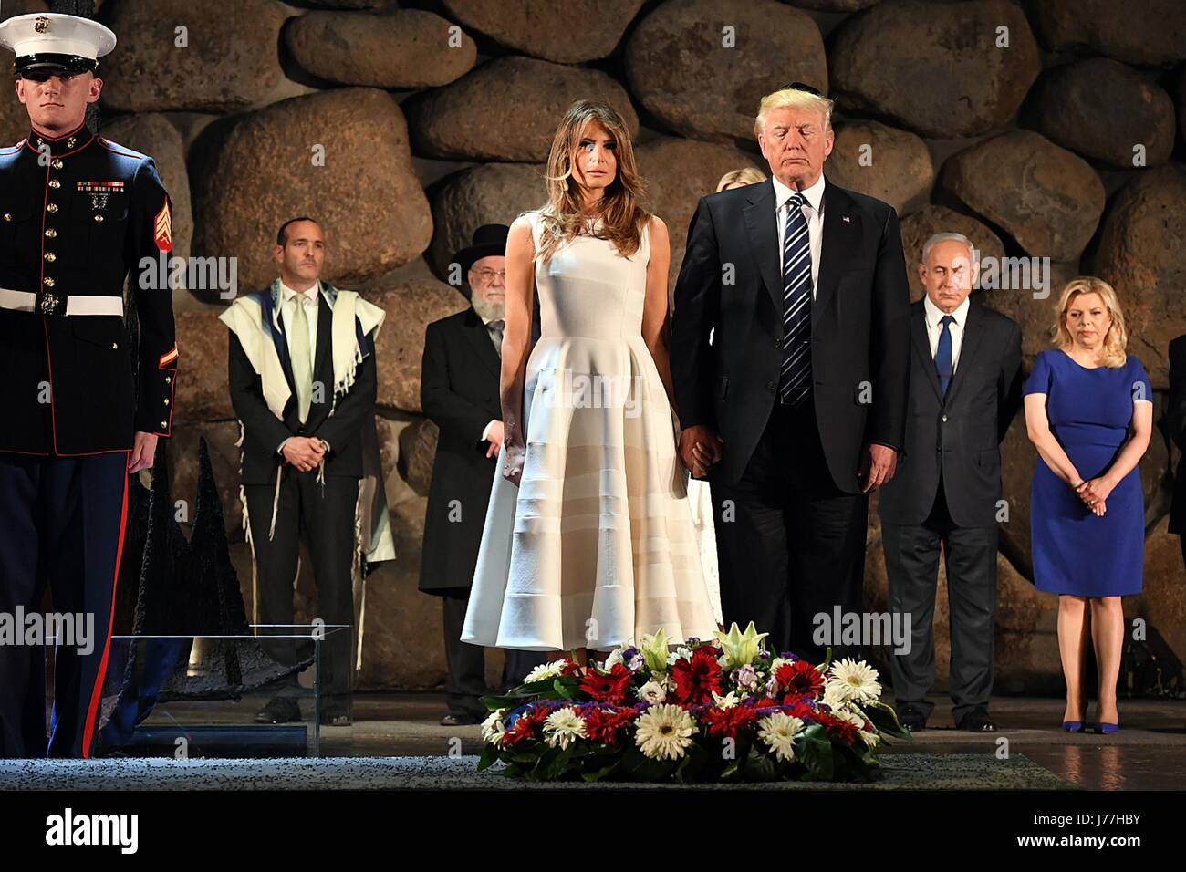 Le Président américain Donald Trump et la Première Dame Melania Trump reposer pendant un moment de silence pendant une couronne de cérémonie à la mémoire de l'Holocauste Yad Vashem, le 23 mai 2017 Mémorial à Jérusalem, Israël. Le Mémorial commémore les six millions de Juifs tués par les Nazis dans l'holocauste durant la Seconde Guerre mondiale. Banque D'Images