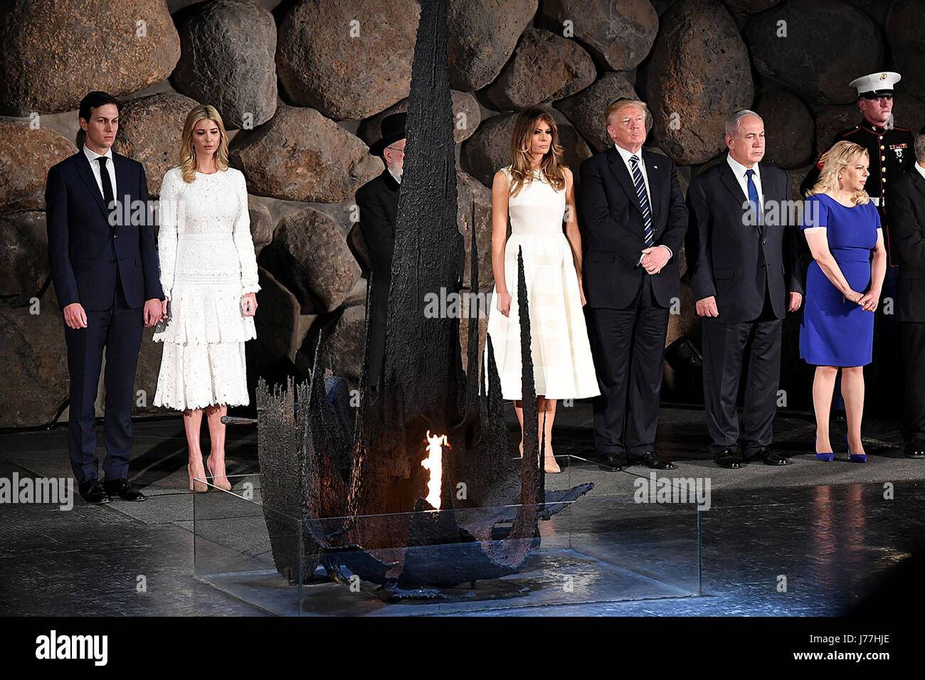 Le Président américain Donald Trump et le Premier ministre israélien Benjamin Netanyah reposer pendant un moment de silence lors d'une cérémonie au Monument commémoratif de l'Holocauste Yad Vashem, le 23 mai 2017 à Jérusalem, Israël. Debout de gauche à droite sont : beau-fils Jared Kushner, fille Ivanka Trump, le Rabbin Israël Meir Lau, Première Dame Melania Trump, Président Donald Trump, le Premier ministre israélien Benjamin Netanyah et Sara Netanyah. Banque D'Images