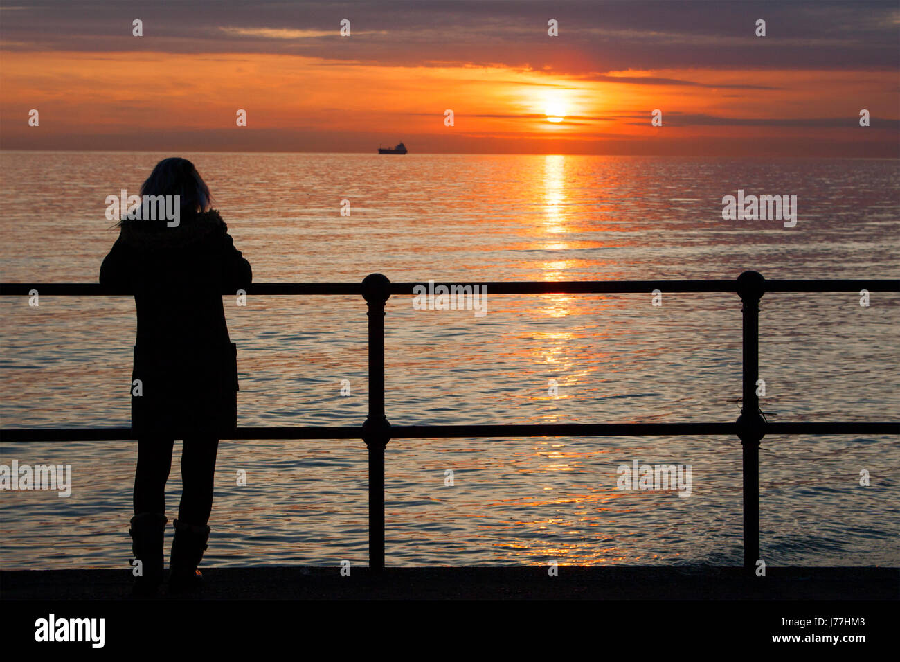 Crosby, Merseyside. 23 mai 2017. Météo britannique. Les gens regardent le coucher du soleil sur la mer d'Irlande de Crosby Coastal Park dans le Merseyside. Une mini canicule est prévu au cours du printemps de la Banque mondiale, avec éventuellement les températures les plus élevées depuis près d'un siècle. Credit : Cernan Elias/Alamy Live News Banque D'Images