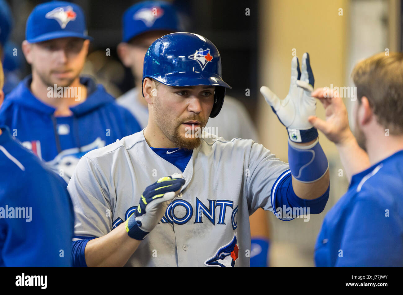 Milwaukee, WI, USA. 23 mai, 2017. Blue Jays de Toronto catcher Russell Martin # 55 est félicité après avoir marqué dans la deuxième manche du jeu de la Ligue Majeure de Baseball entre les Milwaukee Brewers et les Blue Jays de Toronto au Miller Park de Milwaukee, WI. John Fisher/CSM/Alamy Live News Banque D'Images