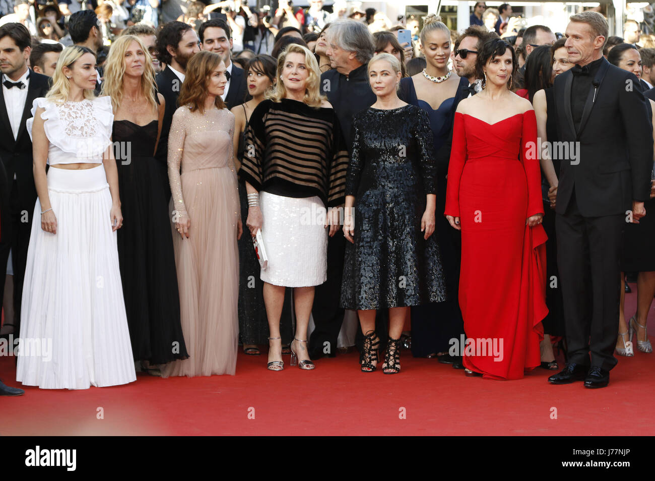 Elodie Bouchez, Sandrine Kiberlain, Isabelle Huppert, Catherine Deneuve, Emmanuelle Beart, Jasmine Saunders, Juliette Binoche, Lambert Wilson participant à la 'l'assassinat d'un Cerf sacré / Mise à mort du cerf sacré' premiere pendant le 70e Festival du Film de Cannes au Palais des Festivals de Cannes le 22 mai 2017 | Verwendung weltweit Banque D'Images