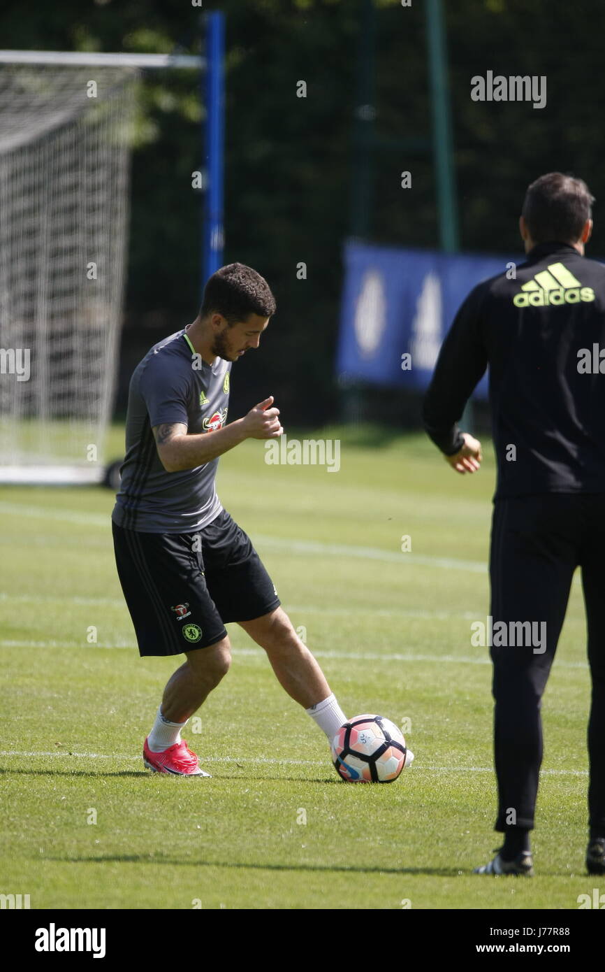 Cobham, Surrey, UK. 24 mai, 2017. Super Star Eden Hazard de Chelsea Football Club sur la balle à l'académie des clubs de trains à Cobham en préparation de leur finale de la FA Cup clash avec Arsenal le samedi : Motofoto Crédit/Alamy Live News Banque D'Images