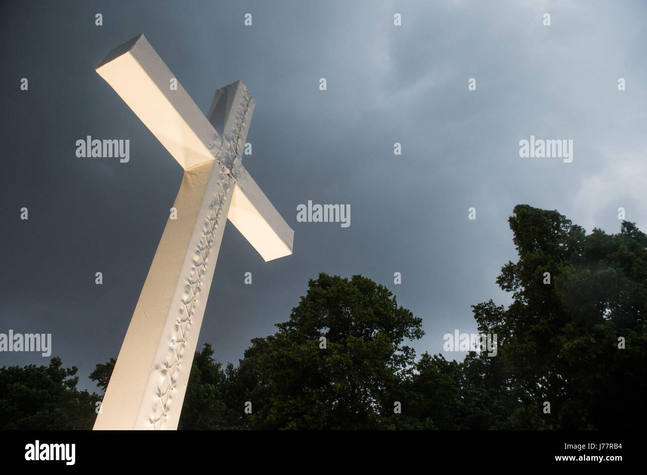 Une grande croix blanche le 17 juillet Rue du début de l'Eglise évangélique du jour à Berlin, Allemagne, 23 mai 2017. Cette année, le jour de l'Église coïncide avec le 500e anniversaire de la Réforme luthérienne et est intitulée "Vous me voyez' ('Du siehst mich'). Il aura lieu entre le 24 au 28 mai 2017 à Berlin et de Wittenberg. Photo : Lino Mirgeler/dpa Banque D'Images