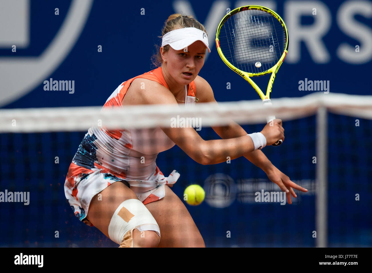 Le joueur de tennis tchèque Barbora Krejcikova en action contre Siegemund de Allemagne au cours d'une 'Coupe de Nuremberg' women's tennis tournament ronde de 16 match organisé par la Women's Tennis Association (WTA) à Nuremberg, Allemagne, 23 mai 2017. Photo : Daniel Karmann/dpa Banque D'Images