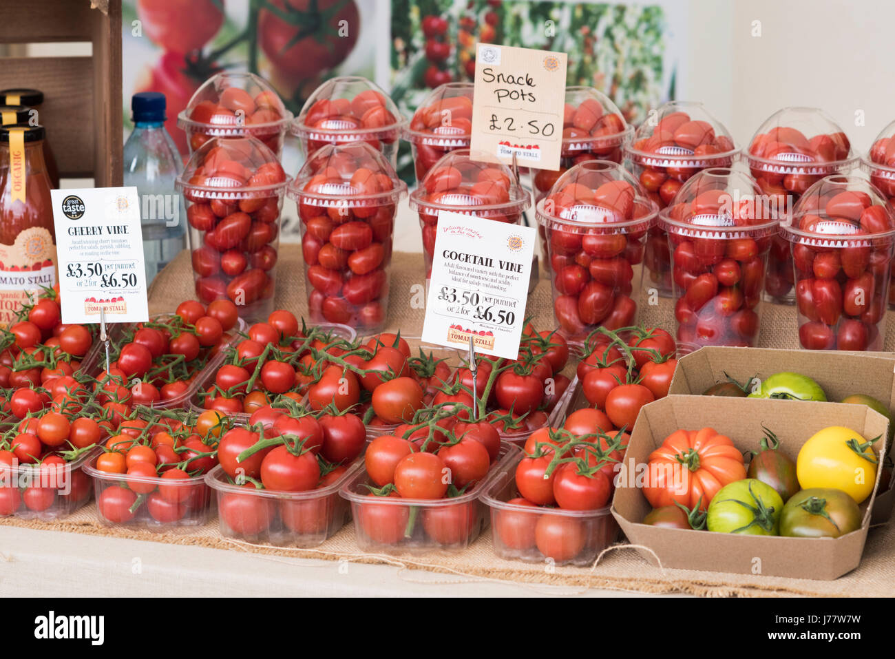 Les tomates biologiques en vente à Daylesford Organic farm shop festival d'été. Daylesford, Cotswolds, Gloucestershire, Angleterre Banque D'Images