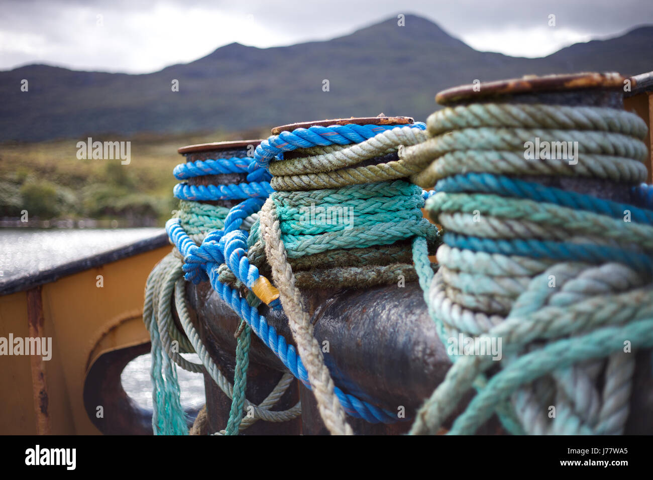 Cordes de couleur sur un bateau de pêche de vieillissement Banque D'Images