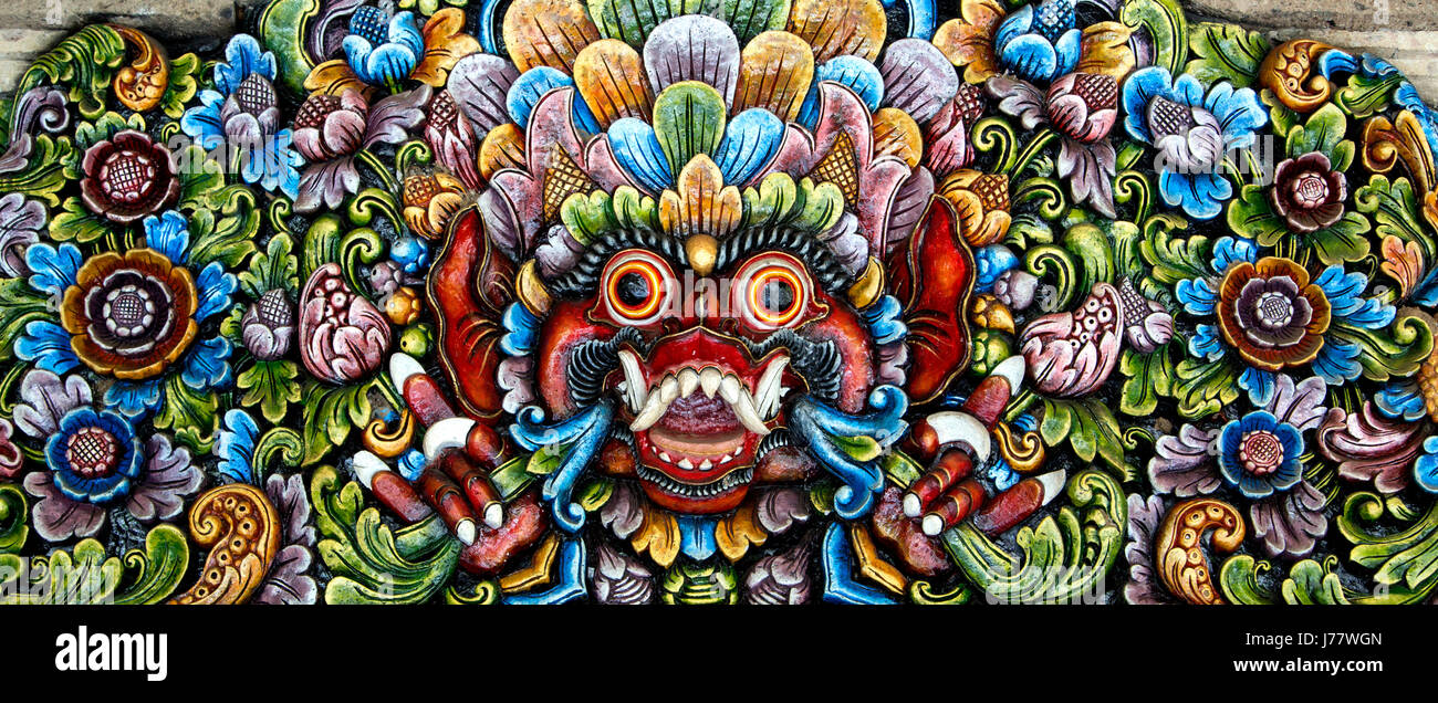 Dragon sculpture sur bois coloré face Banque D'Images