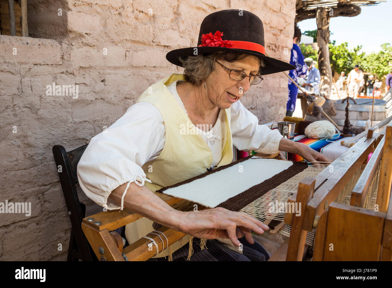 Tucson, Arizona - un tissage reenactor costumés démontre au cours de l'histoire vivante Journée au Presidio de Tucson. La forteresse espagnole d'origine a été construit Banque D'Images