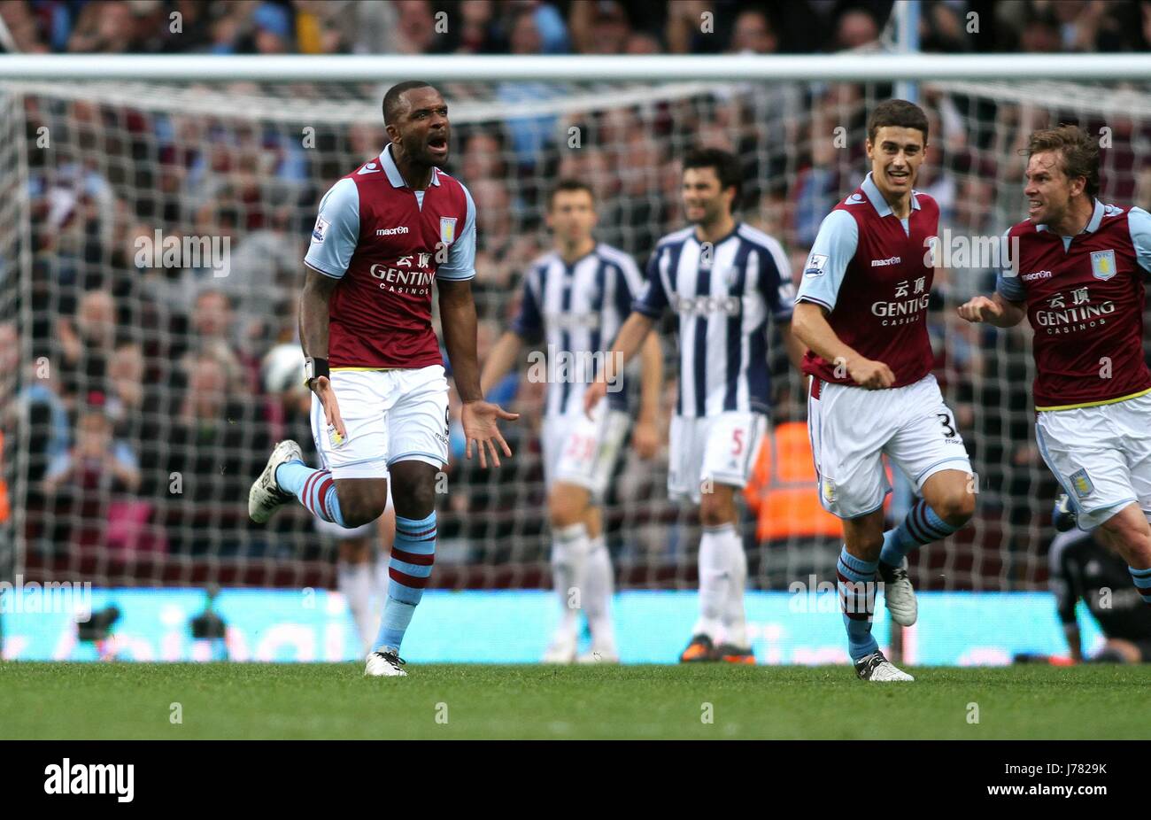 DARREN BENT CÉLÈBRE SON GOA ASTON VILLA V WEST BROMWICH AL BIRMINGHAM ENGLAND UK 30 Septembre 2012 Banque D'Images